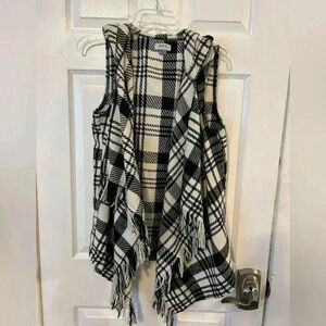 Woman’s sleeveless black and white cardigan. Size small